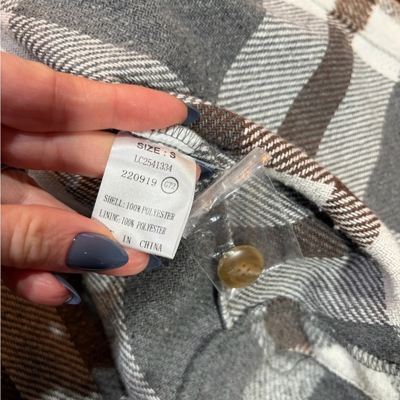 Plaid Button-Up shacket - Picture 3 of 3